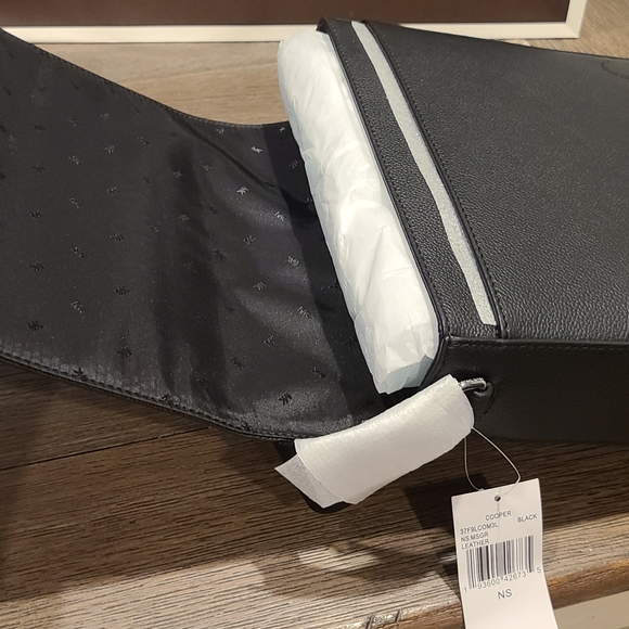 Men messenger bag brand new with tags. - Picture 4 of 7